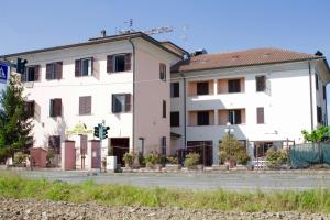 a building on the side of the road at Hotel Monumento in Certosa di Pavia