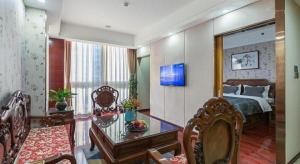 Chonpines Hotel Beijing Daxing Airport Caoqiao Metro Station的电视和/或娱乐中心