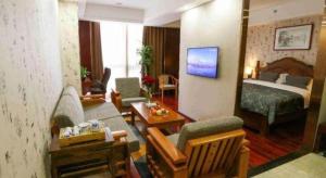 Chonpines Hotel Beijing Daxing Airport Caoqiao Metro Station客房内的一张或多张床位