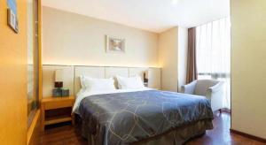 Chonpines Hotel Beijing Daxing Airport Caoqiao Metro Station客房内的一张或多张床位
