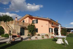 una casa grande con un patio con una fuente en Casa Adriana, en Penne