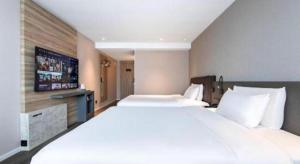 Postel nebo postele na pokoji v ubytování Hanting Hotel Shanghai Jinqiao International Square