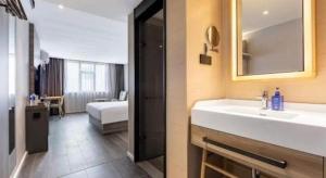 Postel nebo postele na pokoji v ubytování Hanting Hotel Shanghai Jinqiao International Square