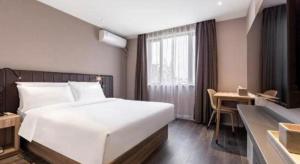 Postel nebo postele na pokoji v ubytování Hanting Hotel Shanghai Jinqiao International Square