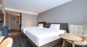 Postel nebo postele na pokoji v ubytování Hanting Hotel Shanghai Jinqiao International Square