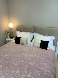 luxury studios & apartments Athanasias客房内的一张或多张床位