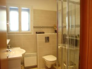 ガレリアにあるFior di Macchiaのトイレ、洗面台、シャワー付きのバスルーム +23枚の写真