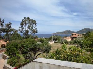 ガレリアにあるFior di Macchiaの木々のある家屋からの眺め