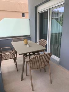 luxury studios & apartments Athanasias的阳台或露台