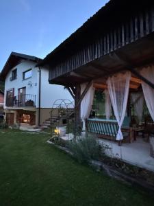 Vonkajšia záhrada v ubytovaní Cinija Cottage - Family Escape in Nature Park