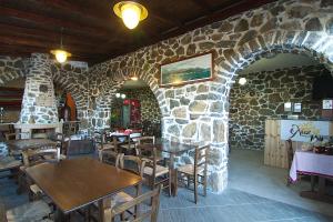 A restaurant or other place to eat at Elia Meronas