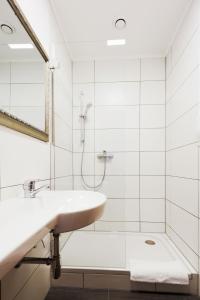 A bathroom at Hotel Unter den Linden