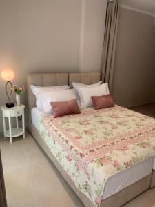luxury studios & apartments Athanasias客房内的一张或多张床位