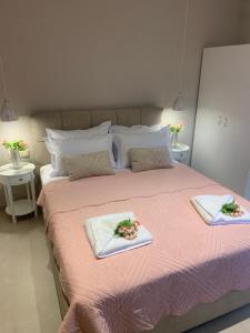luxury studios & apartments Athanasias客房内的一张或多张床位