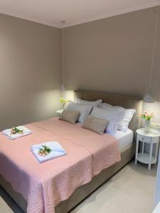 luxury studios & apartments Athanasias客房内的一张或多张床位