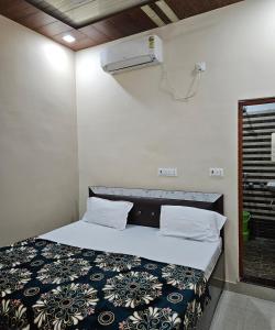 Postel nebo postele na pokoji v ubytování Hotel Siddhi Palace, Ayodhya Near Ram Mandir