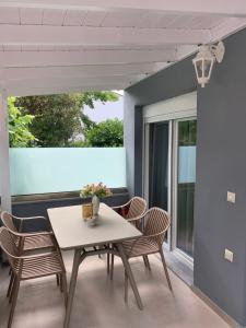 luxury studios & apartments Athanasias的阳台或露台