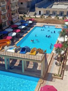 an overhead view of a pool at a resort at شاليه بالساحل الشمالى قرية نيو كوست الكيلو 77 قبلى الطريق بشاطىء خاص in El Alamein