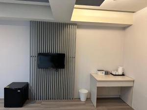 Televízia a/alebo spoločenská miestnosť v ubytovaní Xingyi Hotel