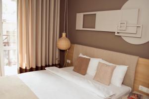 Postel nebo postele na pokoji v ubytování Poet Art Hotel