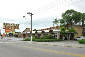 un edificio al lado de una calle en Arcadas Hotel, en Caçapava