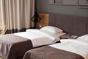 Postel nebo postele na pokoji v ubytování Poet Art Hotel