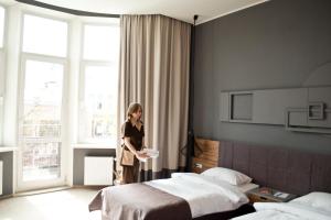 Postel nebo postele na pokoji v ubytování Poet Art Hotel
