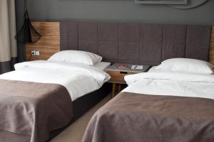 Postel nebo postele na pokoji v ubytování Poet Art Hotel