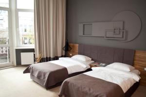 Postel nebo postele na pokoji v ubytování Poet Art Hotel