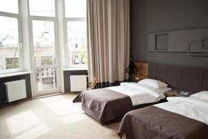 Postel nebo postele na pokoji v ubytování Poet Art Hotel