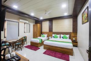 Postel nebo postele na pokoji v ubytování Hotel DSR Tark Plaza Near IGI Airport Delhi