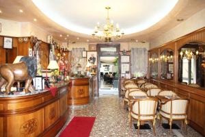 The lobby or reception area at Park Hotel Villa Leon d'Oro