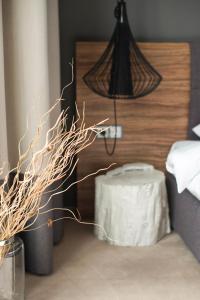Postel nebo postele na pokoji v ubytování Poet Art Hotel