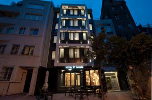 イスタンブールにあるTaksim Hotel V Plusの目の前にテーブルと椅子が置かれた建物