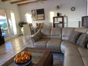 een woonkamer met een bank en een tafel bij Casa Siempre Domingo in Moraira