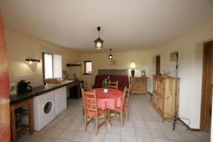 cocina y comedor con mesa y sillas en La Parenthèse - Gîte de la Sittelle, en Saint-Genix-sur-Guiers