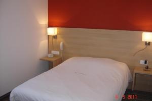 Postel nebo postele na pokoji v ubytování Hôtel Restaurant La Charrue
