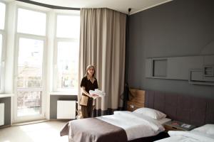 Postel nebo postele na pokoji v ubytování Poet Art Hotel