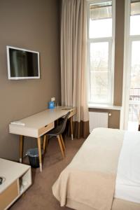 Postel nebo postele na pokoji v ubytování Poet Art Hotel