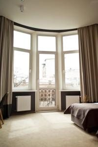 Postel nebo postele na pokoji v ubytování Poet Art Hotel