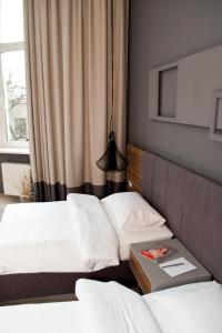 Postel nebo postele na pokoji v ubytování Poet Art Hotel