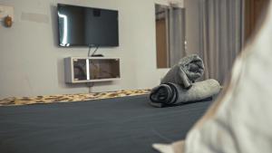 バラナシにある10 Ideal Luxury Stay AC 2BHKのホテルの部屋のベッドの上の象