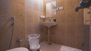 バラナシにある10 Ideal Luxury Stay AC 2BHKのトイレと洗面台付きのバスルーム +15枚の写真