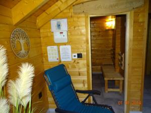 Posezení v ubytování Le Chalet au vieux vignoble avec espace Sauna et Jacuzzi