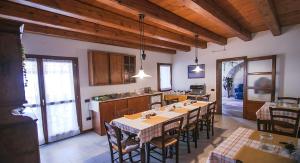- une cuisine et une salle à manger avec une table et des chaises dans l'établissement Agriturismo Principe Pio, à Crespino