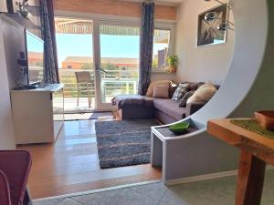 una sala de estar con un sofá y una mesa en PaKua apartments & Penthouse, en Rovinj
