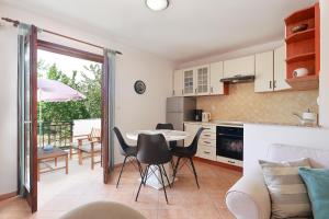 Kuchyň nebo kuchyňský kout v ubytování Apartmani Svoboda