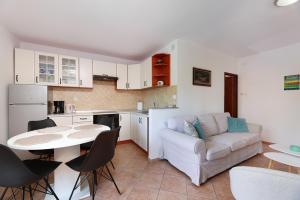 Kuchyň nebo kuchyňský kout v ubytování Apartmani Svoboda