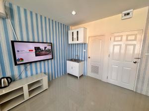 TV a/nebo společenská místnost v ubytování Tropikathu Guest House
