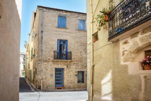 ペズナにあるLa Maison Brocanteのバルコニー付きの古い建物内の路地 +20枚の写真